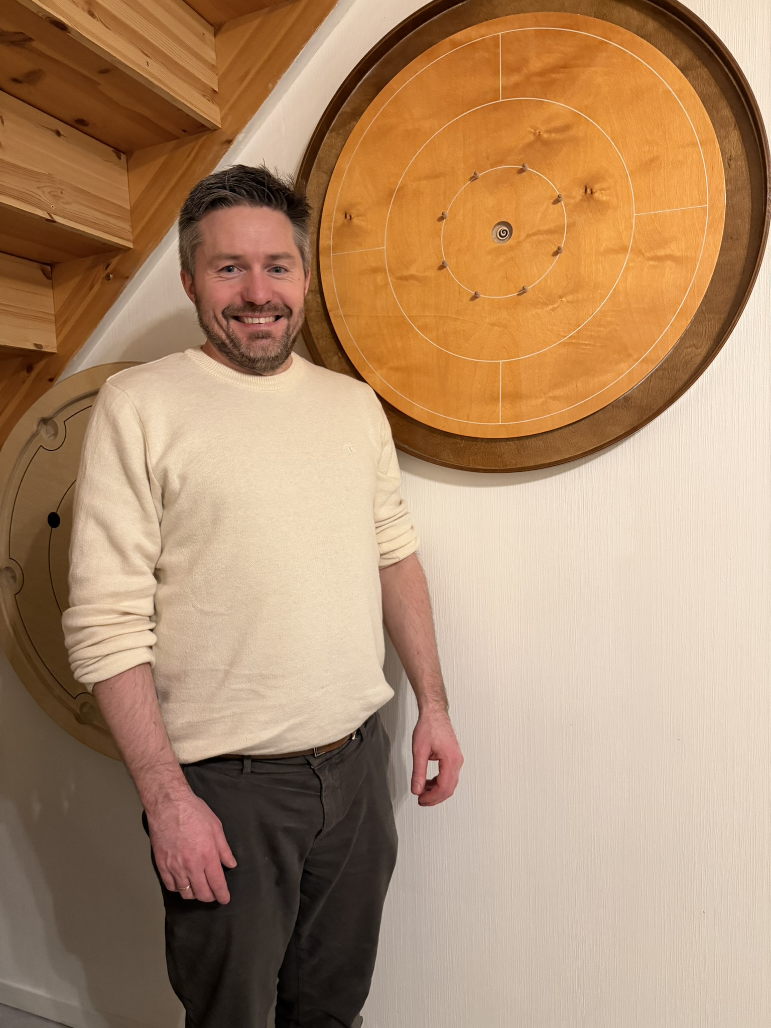 André Hornæs foran et Woodestic Crokinole-brett – mannen bak Spillmoro